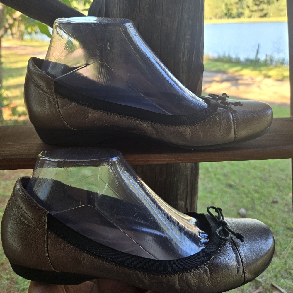 Clarks Blanche Nora Champagne Gold Metallic Leather Ballet Flat Size 8.5 - Picture 3 of 13